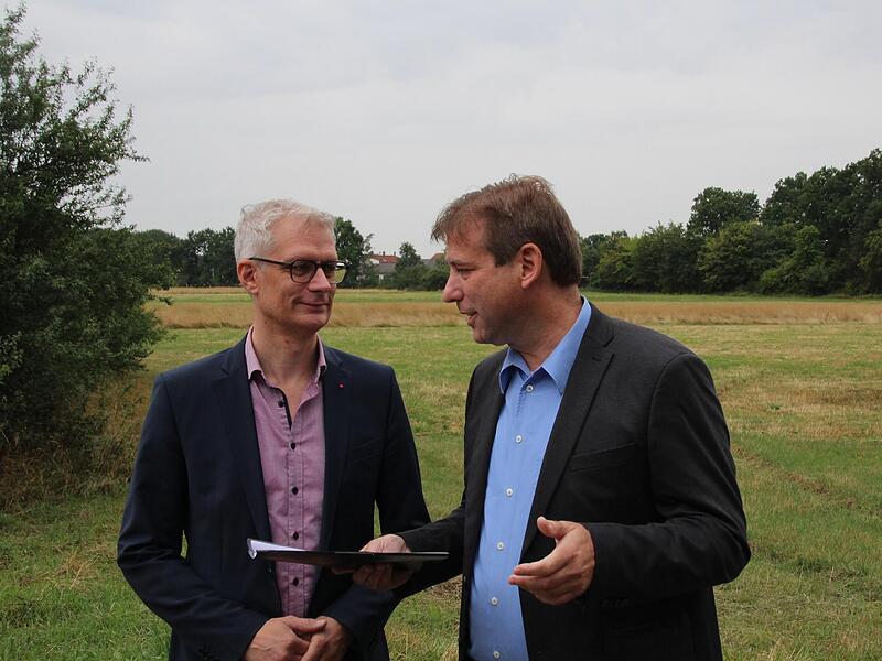 Am Ortsrand von Kersbach (in Richtung Effeltrich) übergab Landrat Hermann Ulm (CSU, rechts) dem Forchheimer Oberbürgermeister (SPD) den Planfeststellungsbescheid für den Hochwasserschutz in Kersbach.Forchheim & Fränkische Schweiz