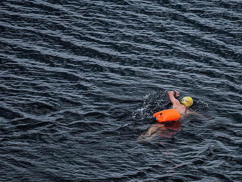 Schwimmer mit Schwimmboje