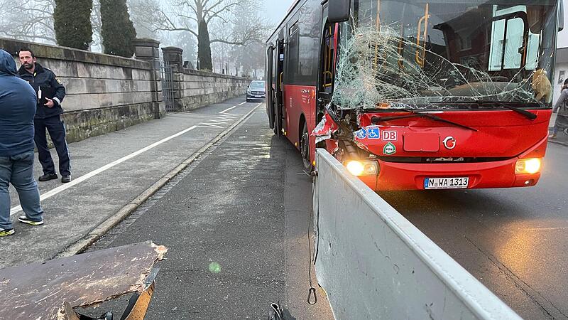 Am Freitagmorgen ist  ein LInienbus mit einem Baustellenfahrzeug zusammengesto&szlig;en.