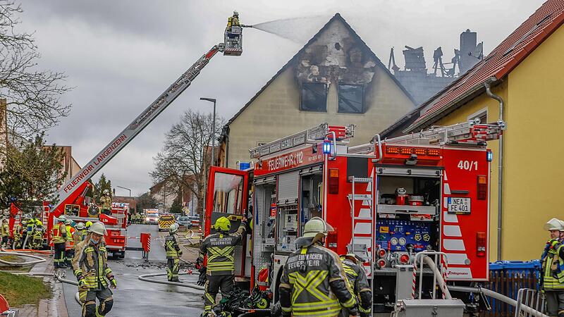 m Dachstuhl des Hauses brach das Feuer aus. m Dachstuhl des Hauses brach das Feuer aus.