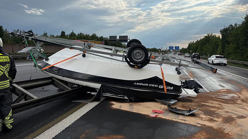 Ein Motorboot landete kopfüber auf der Mittelleitplanke der A70 zwischen Schweinfurt und Bamberg.