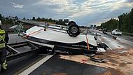 Ein Motorboot landete kopfüber auf der Mittelleitplanke der A70 zwischen Schweinfurt und Bamberg.