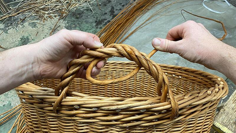Ein Korbflechter, der gerade an einem Henkel arbeitet: Auf dem Lichtenfelser Korbmarkt wird es dazu einen Wettbewerb geben.