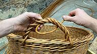 Ein Korbflechter, der gerade an einem Henkel arbeitet: Auf dem Lichtenfelser Korbmarkt wird es dazu einen Wettbewerb geben.