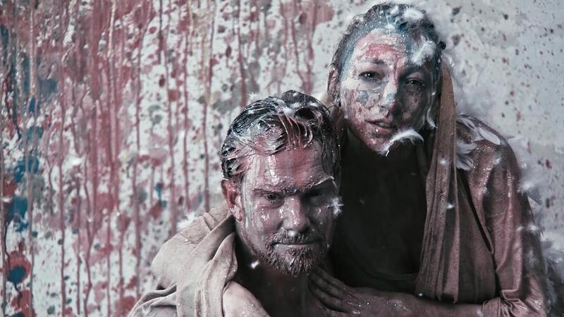 Benjamin Bochmann spielt Mackie Messer, Aline Joers die Polly.