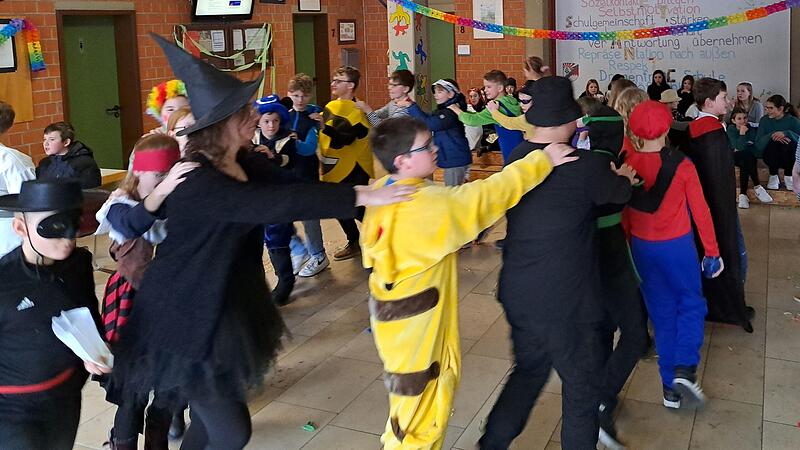 Ausgelassene Stimmung in der Aula der Realschulen.
