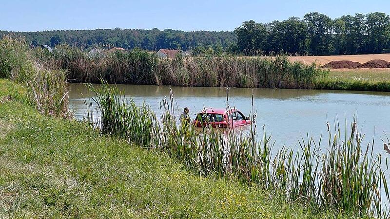 Spektakulärer Unfall bei Adelsdorf: Auto landet in Weiher Spektakulärer Unfall bei Adelsdorf: Auto landet in Weiher