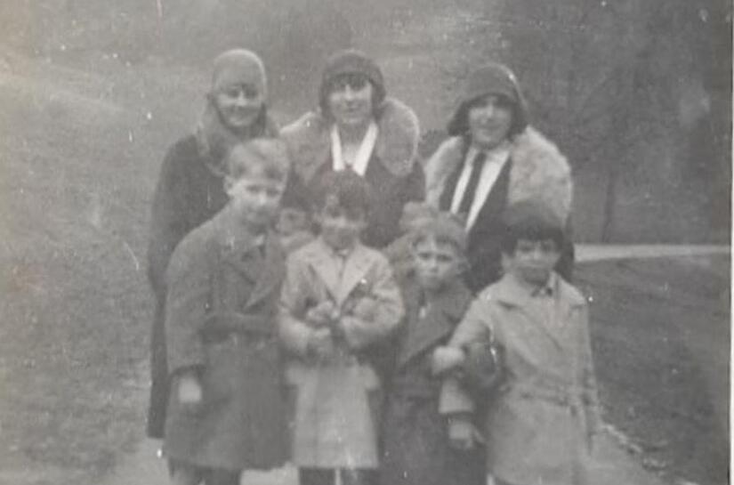 „Osterferienbesuch 1930“ ist dieses Foto aus dem Album von Leo Klein betitelt. Es zeigt hinten (von links) Rose Bergheim, geb. Mannheimer, Charlotte Nomburg, geb. Heymann, Sophie Klein, geb. Mannheimer. Die Kinder vorne sind Manfred Nomburg, Gerha... „Osterferienbesuch 1930“ ist dieses Foto aus dem Album von Leo Klein betitelt. Es zeigt hinten (von links) Rose Bergheim, geb. Mannheimer, Charlotte Nomburg, geb. Heymann, Sophie Klein, geb. Mannheimer. Die Kinder vorne sind Manfred Nomburg, Gerha...