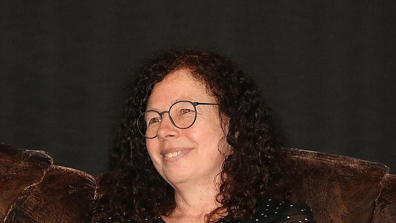 Christiane Knoll bei Wolfgang Martin auf dem Sofa.