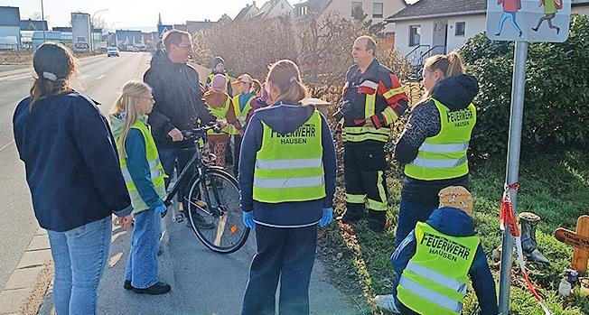 Die Jugendfeuerwehr r&auml;umt auf.