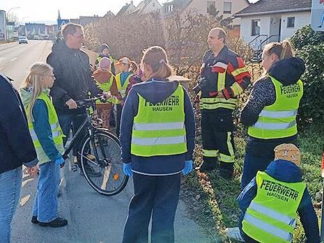 Die Jugendfeuerwehr räumt auf. Die Jugendfeuerwehr räumt auf.