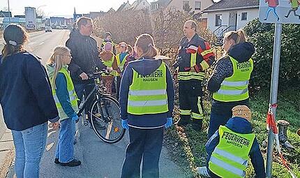 Die Jugendfeuerwehr r&auml;umt auf.