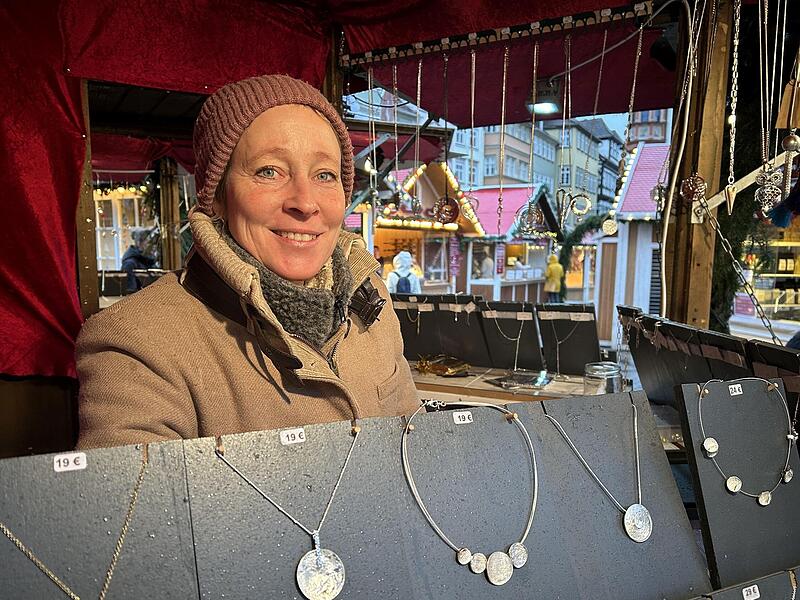 Coburger Weihnachtsmarkt 2023: Bei Evelyn Schreiner aus Rödental gibt es Schmuck aus Edelstahl. Coburger Weihnachtsmarkt 2023: Bei Evelyn Schreiner aus Rödental gibt es Schmuck aus Edelstahl.
