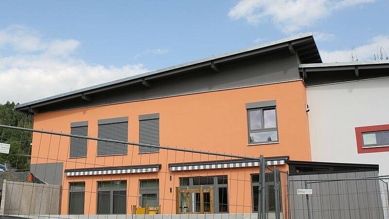 Wie konnte der Bub trotz Zaun vom Kita-Gel&auml;nde auf das Nachbargrundst&uuml;ck gelangen? Diese Frage bewegt nun den ganzen Ort.