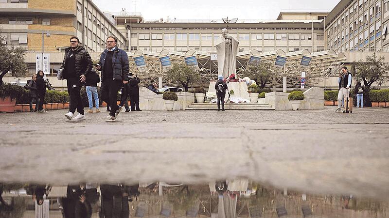 Für Papst Franziskus ist keine baldige Entlassung aus dem Gemelli-Krankenhaus in Sicht.    Für Papst Franziskus ist keine baldige Entlassung aus dem Gemelli-Krankenhaus in Sicht.   