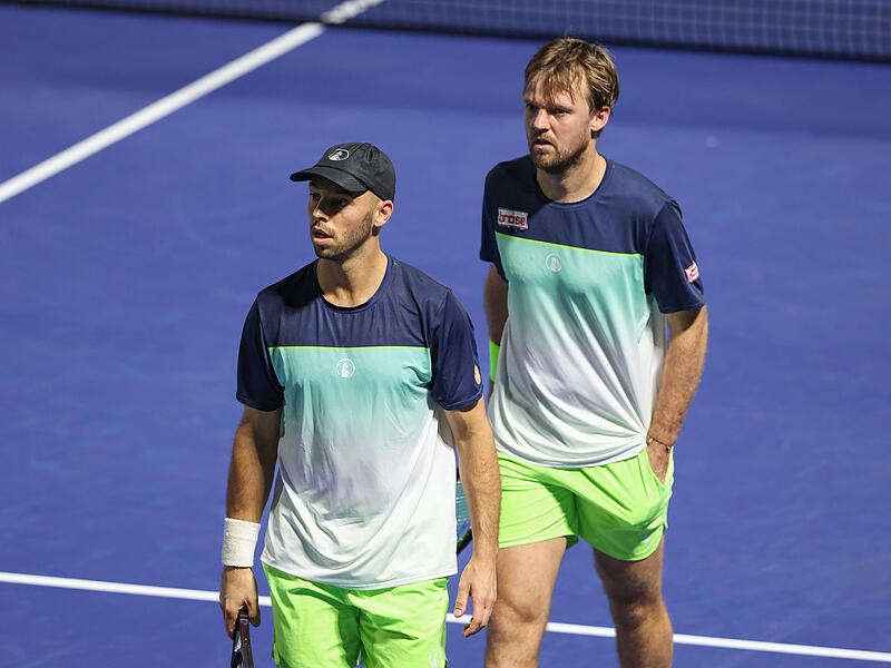 Kevin Krawietz (r.) und Tim Pütz sind in Paris ausgeschieden.