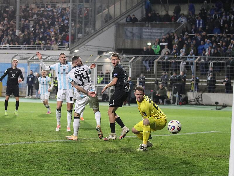 Zum Verzweifeln: Der Schweinfurter Pius Krätschmer (Mitte) mag es nicht glauben, dass sein Versuch am Innenpfosten landet. Die Münchner Patrick Hobsch (links) und Torhüter Thomas Dähne hätten das 2:1 für den FC 05 nicht verhindern können.