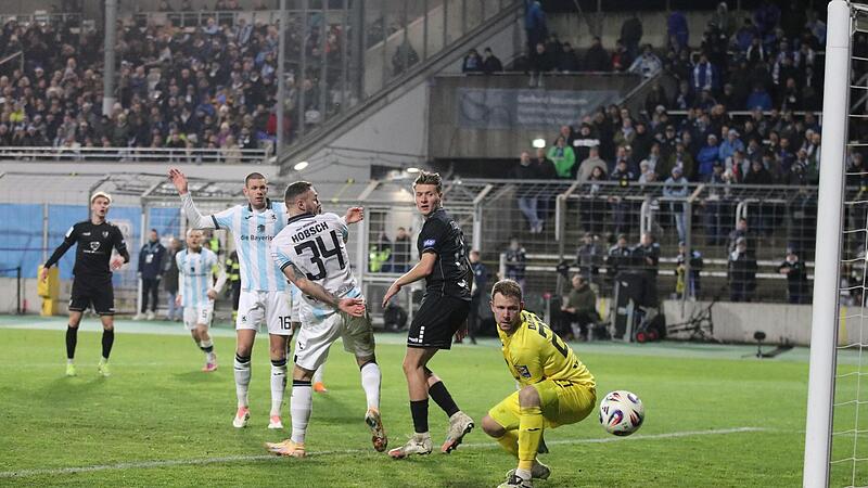Zum Verzweifeln: Der Schweinfurter Pius Krätschmer (Mitte) mag es nicht glauben, dass sein Versuch am Innenpfosten landet. Die Münchner Patrick Hobsch (links) und Torhüter Thomas Dähne hätten das 2:1 für den FC 05 nicht verhindern können.