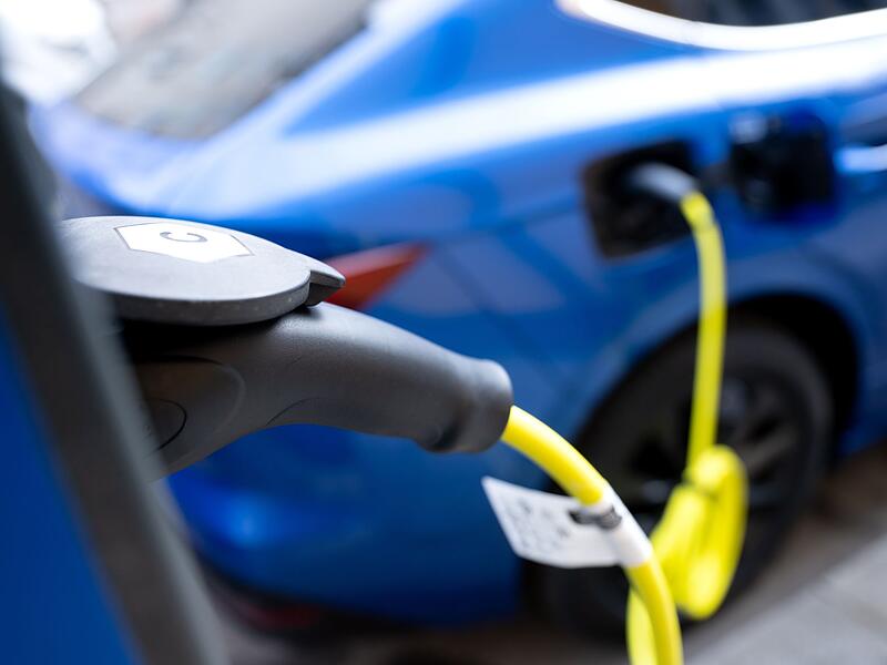 Elektroauto an Lades&auml;ule