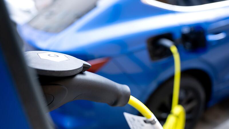Elektroauto an Lades&auml;ule