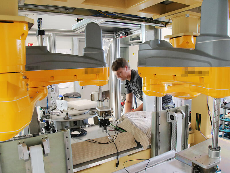 Produktionsautomatisierungen, Sondermaschinen, Robotertechnologien: Produktion bei Albert und Hummel Bamberg. Produktionsautomatisierungen, Sondermaschinen, Robotertechnologien: Produktion bei Albert und Hummel Bamberg.