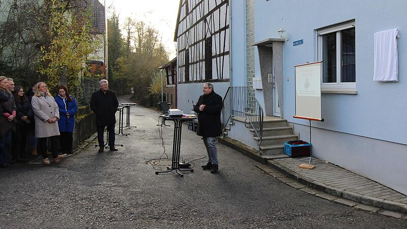 Mit einer Feierstunde wurde die Gedenktafel am geburtstag von Carl Nikolaus Fraas enthüllt.