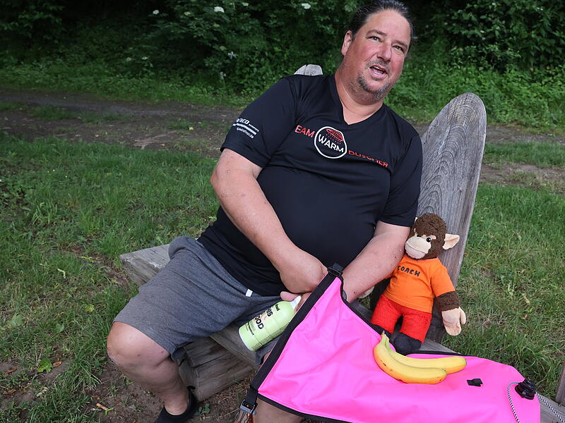 Die erste Etappe ist 25 Kilometer lang. In dem pinken Packsack hat Mathias Alt Bananen, Sportlergetr&auml;nke und sein Stofftier.