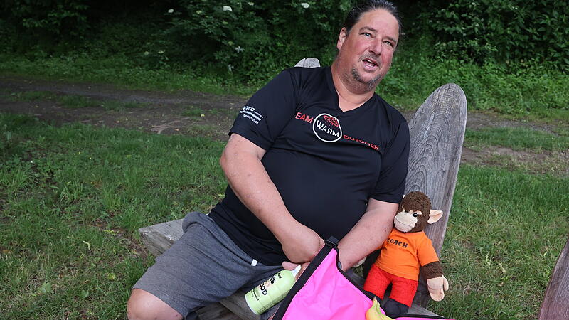 Die erste Etappe ist 25 Kilometer lang. In dem pinken Packsack hat Mathias Alt Bananen, Sportlergetr&auml;nke und sein Stofftier.
