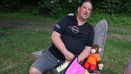 Die erste Etappe ist 25 Kilometer lang. In dem pinken Packsack hat Mathias Alt Bananen, Sportlergetr&auml;nke und sein Stofftier.
