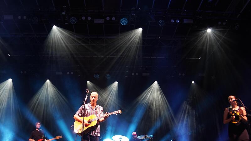 Milow und Band rocken die B&uuml;hne in Ebern.