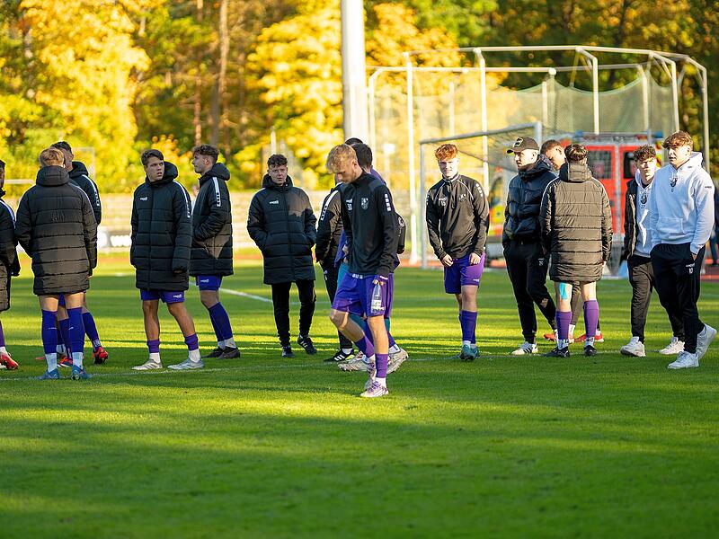 Betretene Gesichter beim FC Eintracht Bamberg: Das Bayernliga-Heimspiel gegen Gebenbach endete beim Stand von 0:1 nach einem schlimmen Zusammenprall vorzeitig.