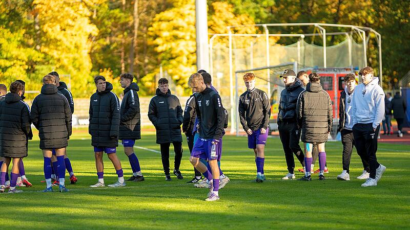 Betretene Gesichter beim FC Eintracht Bamberg: Das Bayernliga-Heimspiel gegen Gebenbach endete beim Stand von 0:1 nach einem schlimmen Zusammenprall vorzeitig.