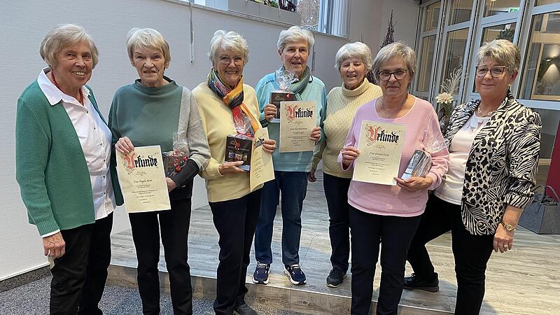 Helga Zoll (2. Vorsitzende), Angela Roth (10 Jahre), Ursula Götz (10 Jahre), Eva Ackermann (15 Jahre), Margarete Tews (Kassiererin), Gertrud Fuchs (10 Jahre), Gabriela Kanz (1. Vorsitzende). Helga Zoll (2. Vorsitzende), Angela Roth (10 Jahre), Ursula Götz (10 Jahre), Eva Ackermann (15 Jahre), Margarete Tews (Kassiererin), Gertrud Fuchs (10 Jahre), Gabriela Kanz (1. Vorsitzende).