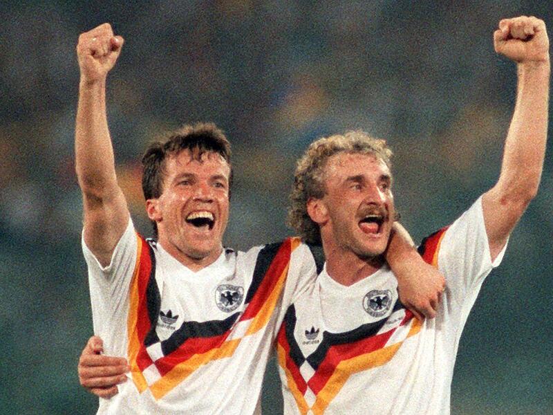 1990 gemeinsam Weltmeister mit der deutschen Nationalmannschaft: Lothar Matthäus (links) und Rudi Völler 1990 gemeinsam Weltmeister mit der deutschen Nationalmannschaft: Lothar Matthäus (links) und Rudi Völler