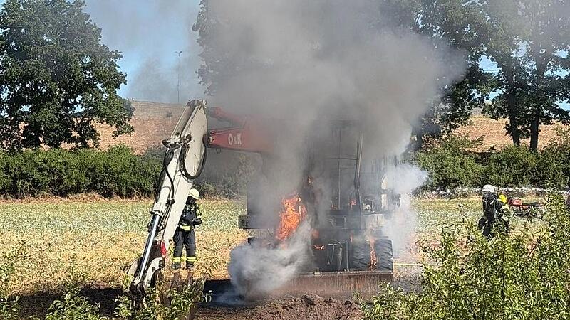 Schlüsselfeld: Arbeiter merkt Dampf - plötzlich steht Bagger in Flammen Schlüsselfeld: Arbeiter merkt Dampf - plötzlich steht Bagger in Flammen