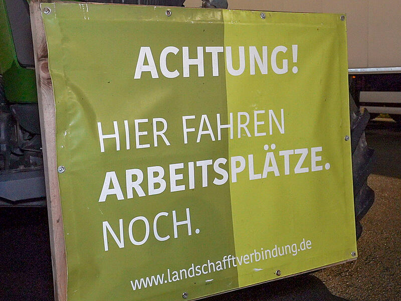 Bauernstreik vor Lidl: Landwirte protestieren gegen niedrige Milch- und ButterpreiseStreik Landwirte Lidl 2025