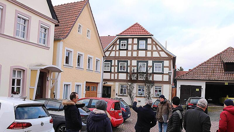 Wie hier in der Rosengasse in Ebern sah sich der Bauausschuss die Dachfl&auml;chen von Anwesen im Altstadtbereich an, wo Photovoltaikanlagen installiert werden sollen. Die entsprechenden Antr&auml;ge liegen schon vor.