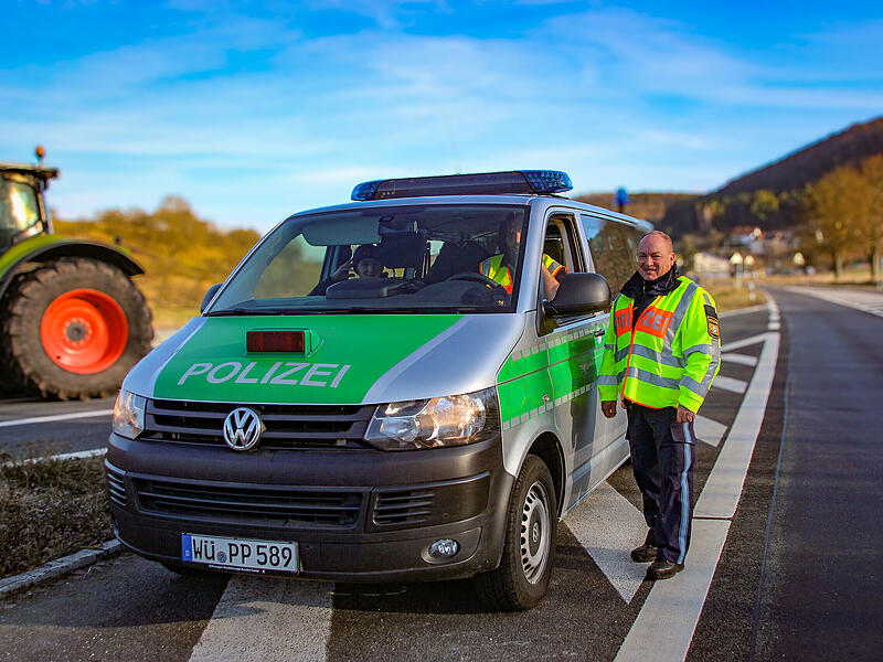 Die Polizei sorgt an allen Autobahnauffahrten f&uuml;r die Sicherheit der Beteiligten.