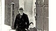 Die Fotografie von etwa 1949 zeigt Albert Schloß vor seinem Wohnhaus in Mühlhausen, zusammen mit dem etwa sechsjährigen Ralf Kriegel, dem Enkel von Frau Preussner, die eine Freundin der Eheleute Schloß gewesen ist.