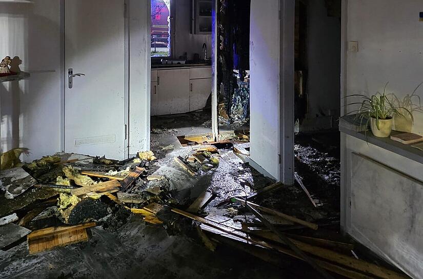 Ru&szlig;, Schrott und L&ouml;schwasser - so sieht es in Teilen der Friedenskirche nach dem Brand aus.