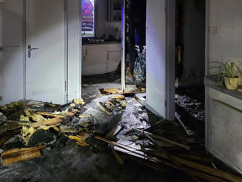 Ru&szlig;, Schrott und L&ouml;schwasser - so sieht es in Teilen der Friedenskirche nach dem Brand aus.