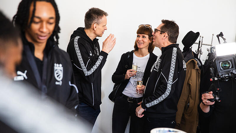 Verena und Stefan Schraner im Plausch im Bamberger Rathaus mit Assistenztrainer Stefan Weissenb&ouml;ck.