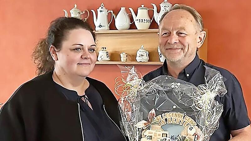 Inna Haller, Pflegedienstleiterin im Diakonie-Seniorenzentrum Hephata, verabschiedete Klaus Holley nach 41 Dienstjahren in den Ruhestand. Inna Haller, Pflegedienstleiterin im Diakonie-Seniorenzentrum Hephata, verabschiedete Klaus Holley nach 41 Dienstjahren in den Ruhestand.