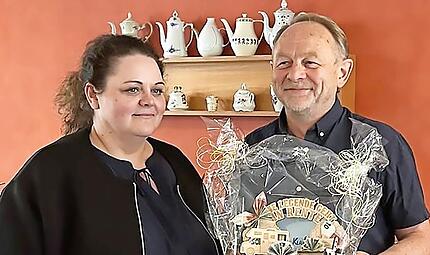 Inna Haller, Pflegedienstleiterin im Diakonie-Seniorenzentrum Hephata, verabschiedete Klaus Holley nach 41 Dienstjahren in den Ruhestand.