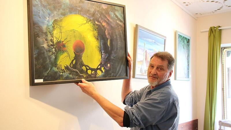 Helmut Kriener zeigt sein Werk „Ausflug“, das zusammen mit weiteren 30 Ölgemälden, Aquarellen und Graphitzeichnungen im Münnerstädter Altstadtcafé zu sehen ist.