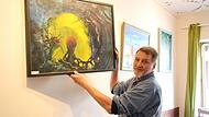 Helmut Kriener zeigt sein Werk „Ausflug“, das zusammen mit weiteren 30 Ölgemälden, Aquarellen und Graphitzeichnungen im Münnerstädter Altstadtcafé zu sehen ist.