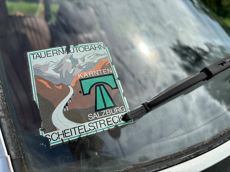 Ein Detail mit großer Bedeutung: Genau so einen Aufkleber trug einst auch der Opel Rekord von Christina Solers Vater.Forchheim & Fränkische Schweiz Ein Detail mit großer Bedeutung: Genau so einen Aufkleber trug einst auch der Opel Rekord von Christina Solers Vater.