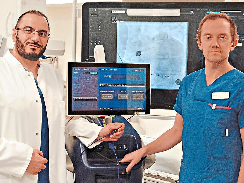 Moderne Herzmedizin in der Frankenwaldklinik: Chefarzt Mohmmad Hamadneh (links) und Oberarzt Michael Chapran mit dem neuen Pulsed-Field-Ablation-System.D&ouml;lling