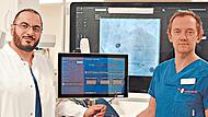 Moderne Herzmedizin in der Frankenwaldklinik: Chefarzt Mohmmad Hamadneh (links) und Oberarzt Michael Chapran mit dem neuen Pulsed-Field-Ablation-System.Dölling Moderne Herzmedizin in der Frankenwaldklinik: Chefarzt Mohmmad Hamadneh (links) und Oberarzt Michael Chapran mit dem neuen Pulsed-Field-Ablation-System.Dölling