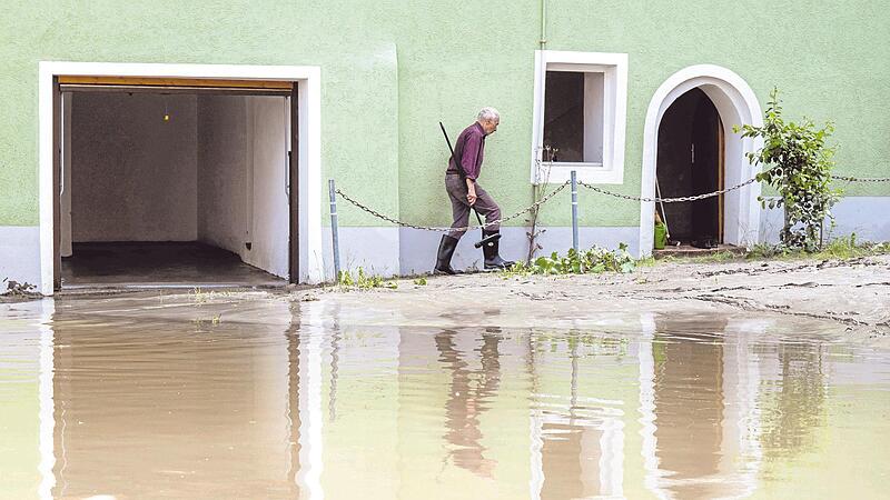 In Passau leiden die Menschen derzeit unter dem Hochwasser. Kann eine Pflichtversicherung helfen?    